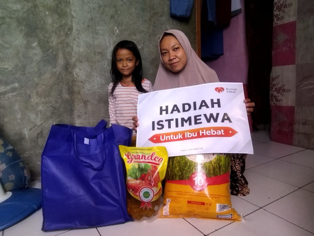 DALAM RANGKA MEMPERINGATI HARI IBU, RUMAH ZAKAT BAGIKAN SEMBAKO UNTUK PEJUANG KELUARGA