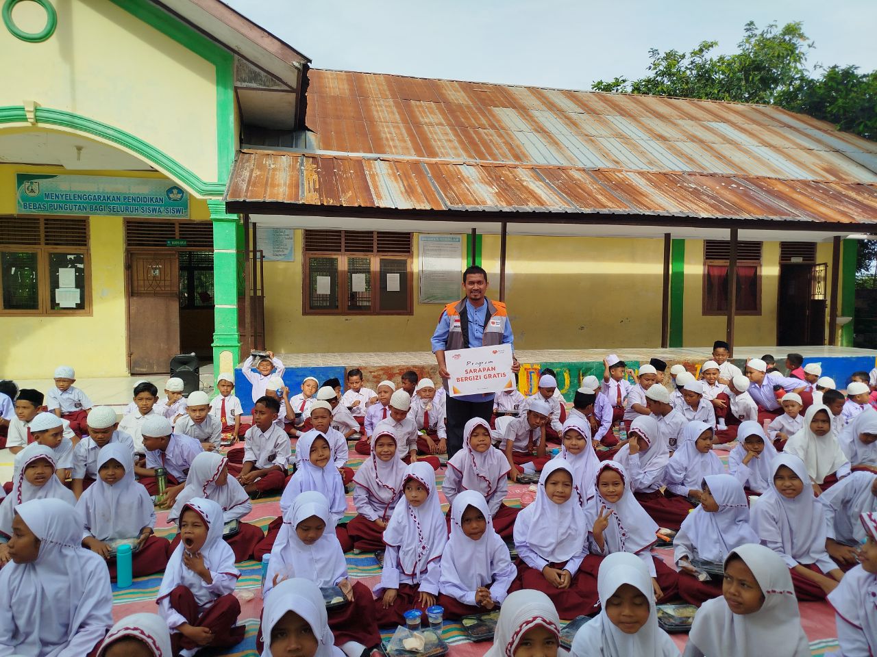 Dukung Upaya Pemerintah Tingkatkan Kesehatan dan Pendidikan Masyarakat, Rumah Zakat Salurkan 1.700 Paket Sarapan Bergizi Gratis di 8 Provinsi