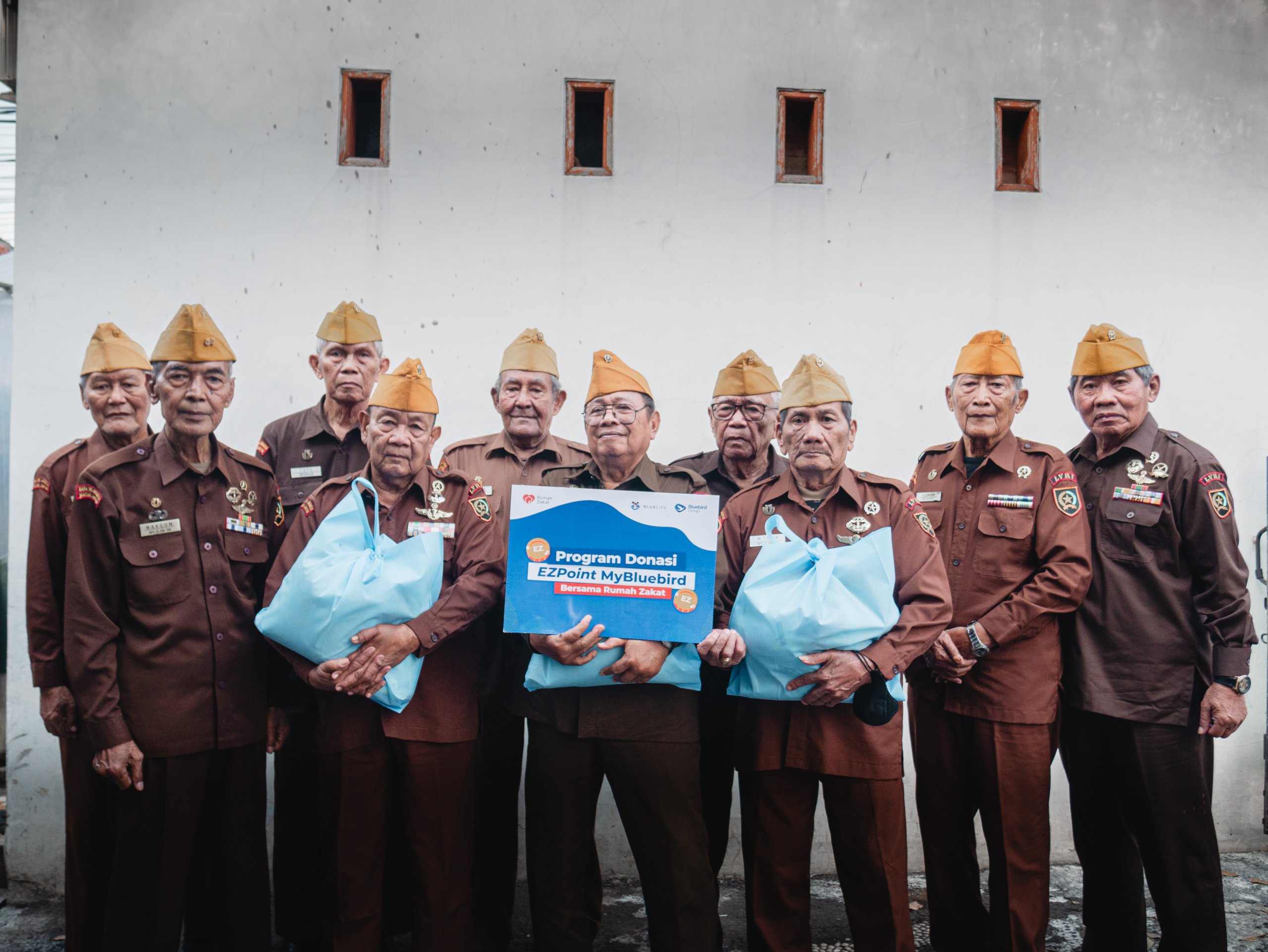 Berbagi Bahagia dengan EZPoint, Bluebird dan Rumah Zakat Apresiasi Veteran di Momen Kemerdekaan