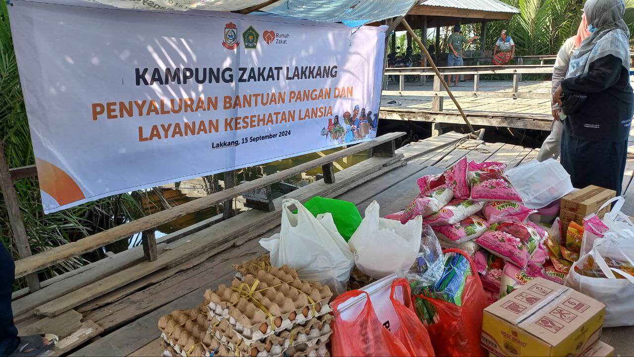 Peduli Lansia, Rumah Zakat Salurkan Bantuan Pangan dan Kesehatan di Kampung Zakat Lakkang
