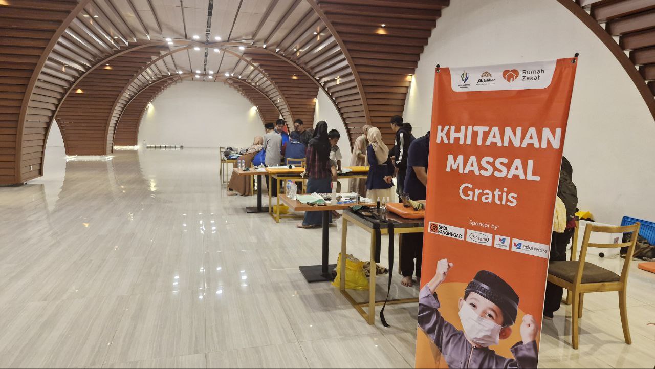 Rumah Zakat Cimahi Bersama Klinik Edelweis Gelar Khitanan Massal di Masjid Al Jabbar