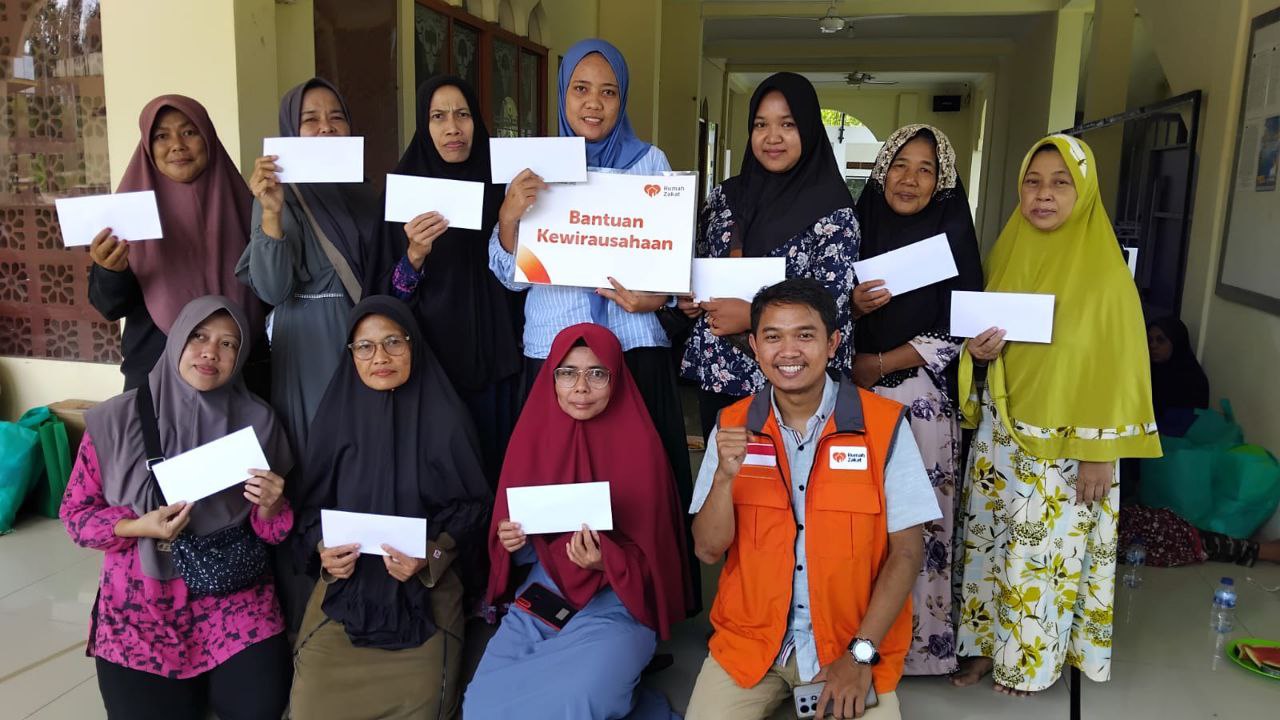 Rumah Zakat Salurkan Bantuan Kewirausahaan untuk Para Dhuafa dan Lansia di Batam