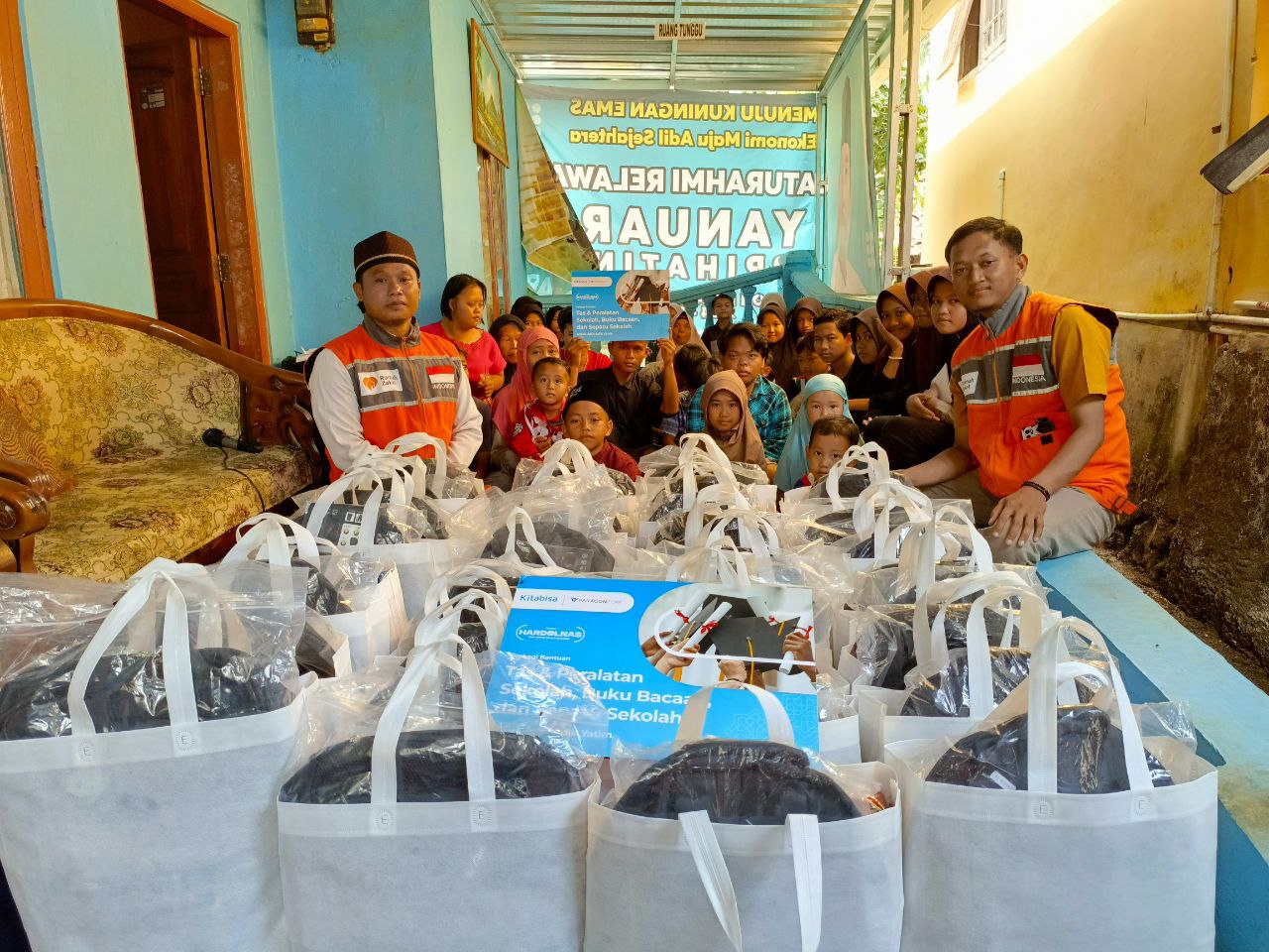 Rumah Zakat Salurkan Bantuan Perlengkapan Sekolah untuk 50 Anak Yatim di Desa Cirukem Kuningan