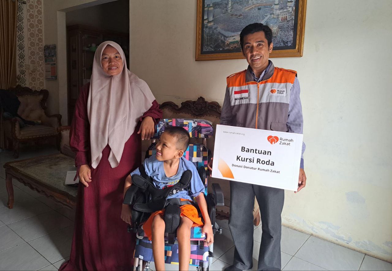 Rumah Zakat Salurkan Kursi Roda untuk Penyandang Cerebral Palsy