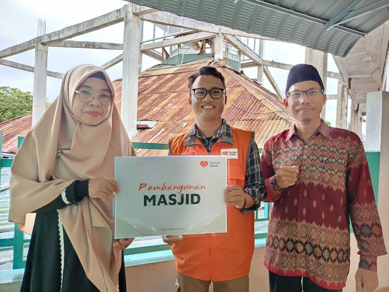 Rumah Zakat Sumbar Salurkan Bantuan Pembangunan Masjid di Padang