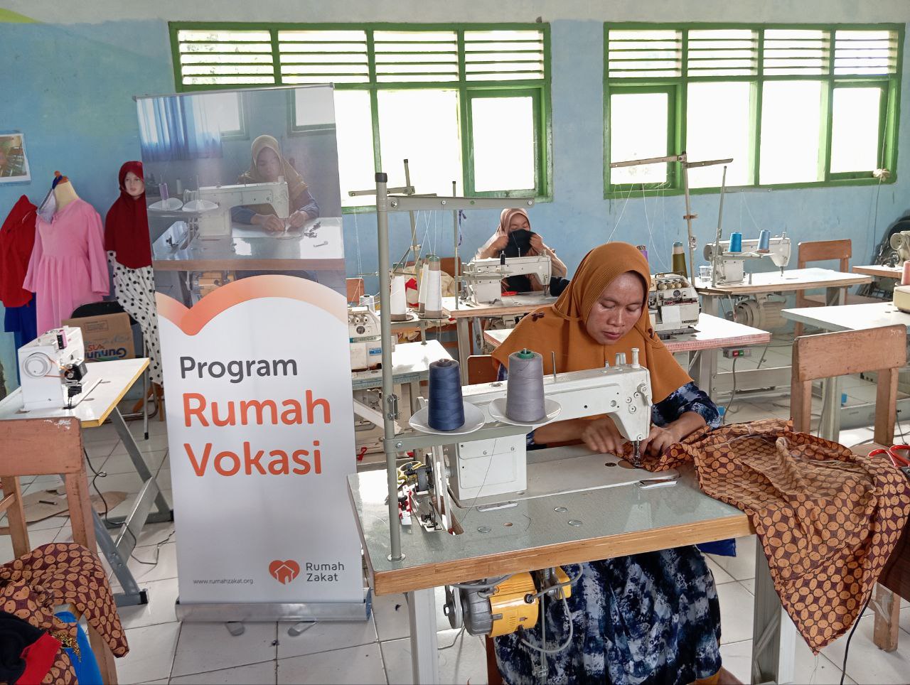 Rutinitas Program Pelatihan Menjahit di Rumah Vokasi Desa Berdaya Sukadalem Serang