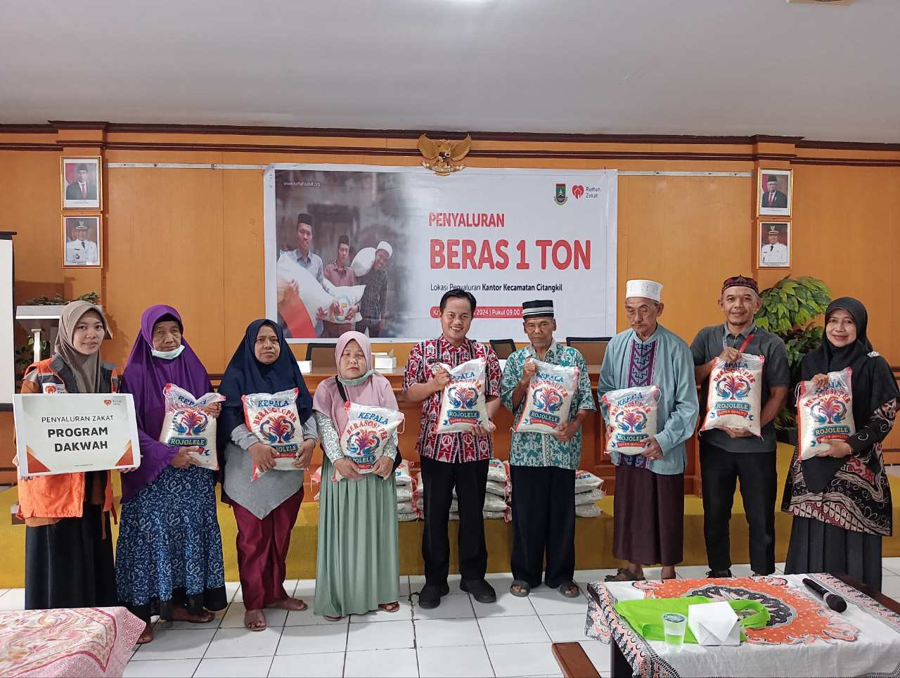 Salurkan 1 Ton Beras, Rumah Zakat dan Pemerintah Kecamatan Citangkil Bantu Warga Cilegon