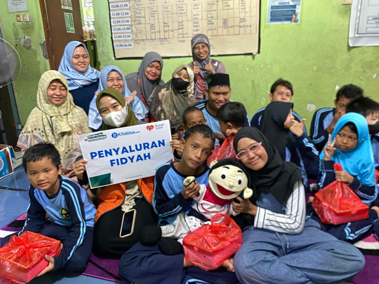 Salurkan Fidyah, Rumah Zakat Bagi 100 Paket Nasi Boks Untuk Rumah Autis