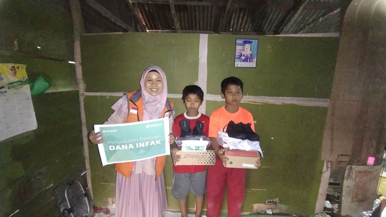 Senangnya Bagas dan Ali dapat Perlengkapan Sekolah dari infak.id