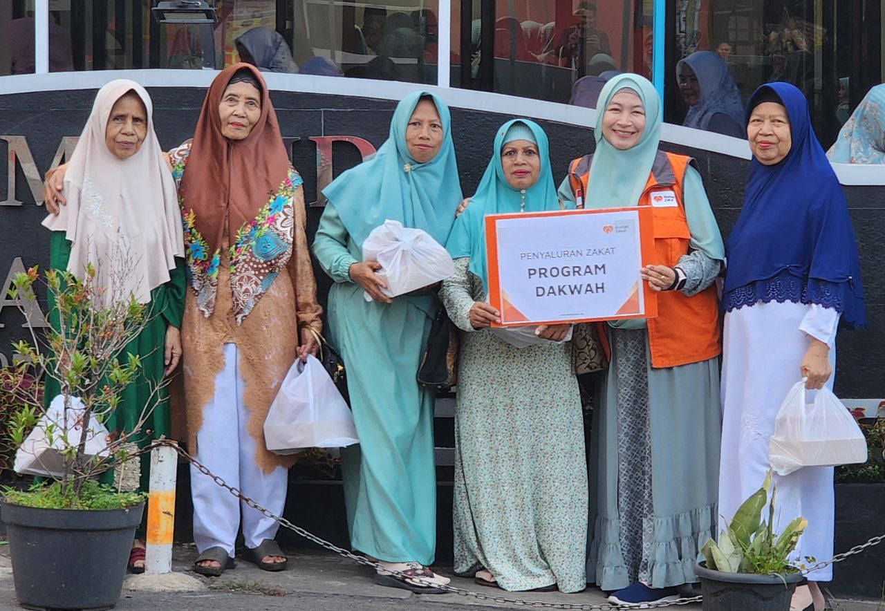 Bahagiakan Sesama, Rumah Zakat Berbagi Nasi Boks dalam Peringatan Maulid Nabi di Cimahi Bahagiakan Sesama, Rumah Zakat Berbagi Nasi Boks dalam Peringatan Maulid Nabi di Cimahi