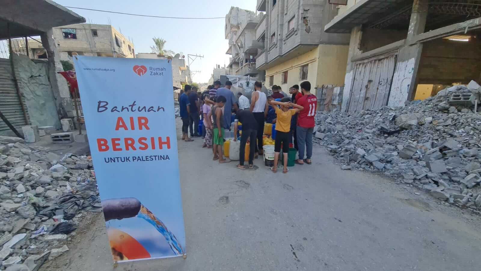 Bantu Palestina, Rumah Zakat Distribusikan 55.000 Liter Air Bersih ke Gaza Utara