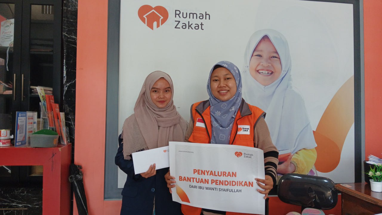 Bantuan Pendidikan untuk Della, “Saya Sangat Bahagia dengan Bantuan ini!”