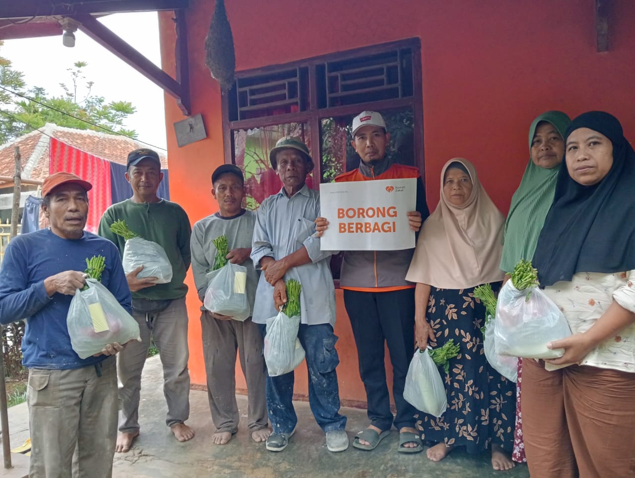 Borong Sayuran dan Buah-Buahan, Rumah Zakat Bahagiakan Para Petani Subang Borong Sayuran dan Buah-Buahan, Rumah Zakat Bahagiakan Para Petani Subang