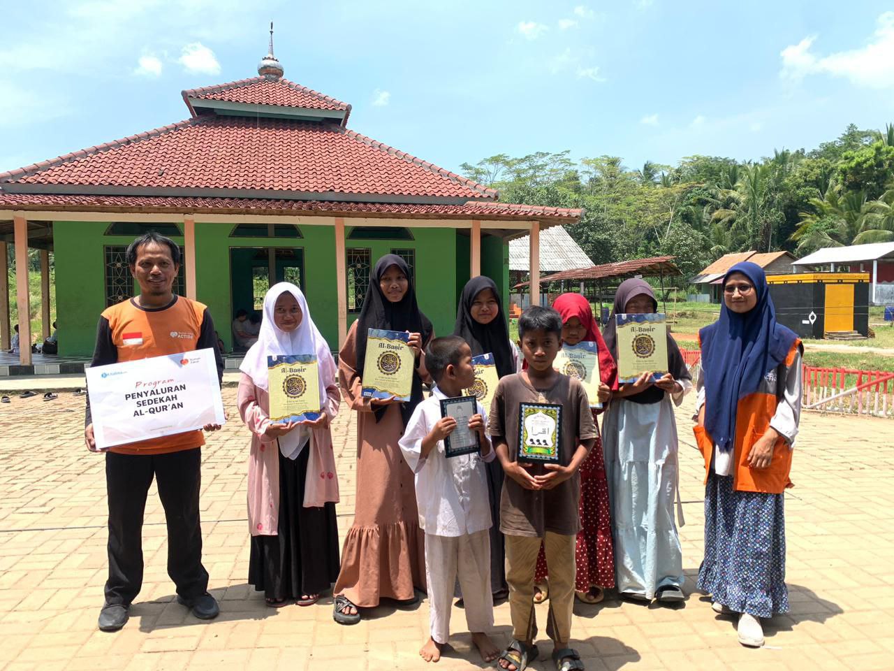 Dukung Pembelajaran Santri Yatim Dhuafa, Rumah Zakat Salurkan Al-Qur'an di Yayasan Hayyu Sallam