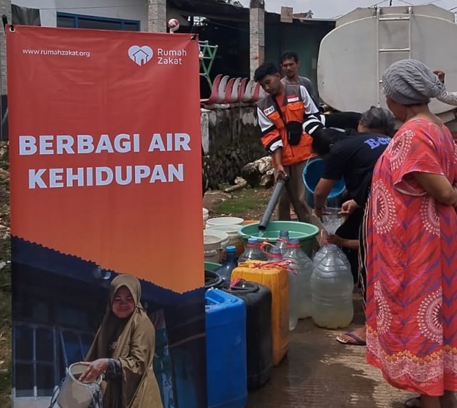 Kesulitan Air Bersih, Rumah Zakat Salurkan 5 Tangki Air Bersih Bagi Warga Kabupaten Bandung Barat