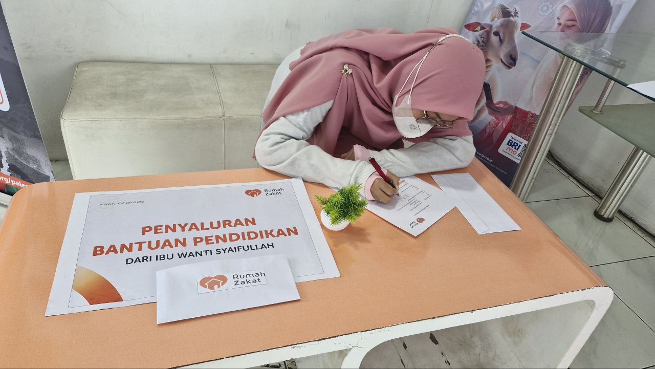 Peduli Mahasiswa Kurang Mampu, Rumah Zakat Bantu Mahasiswa Bayar UKT Peduli Mahasiswa Kurang Mampu, Rumah Zakat Bantu Mahasiswa Bayar UKT