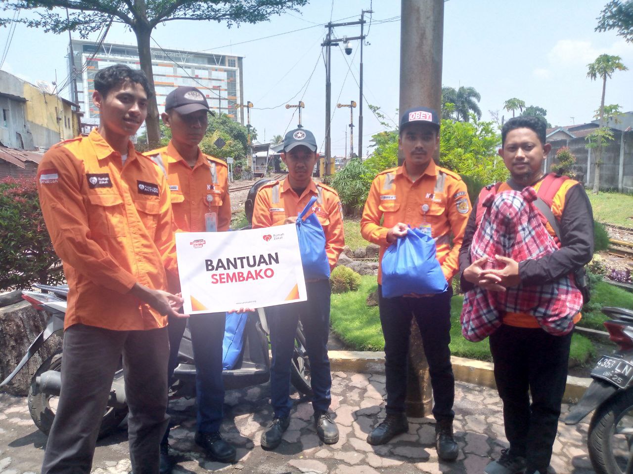 Peringati Hari Kereta Api Nasional, Rumah Zakat Berbagi Sembako untuk Penjaga Perlintasan Kereta Api