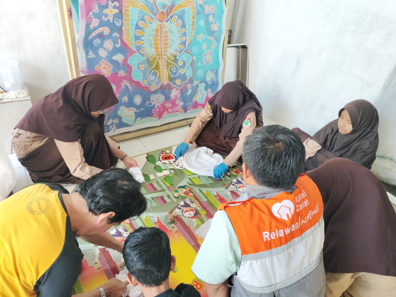Rumah Vokasi LKP Berdaya Cisolok Binaan Rumah Zakat Adakan Kelas Batik Jumputan