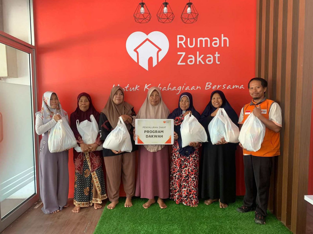 Rumah Zakat Cilegon Bagikan Paket Sembako untuk Keluarga Prasejahtera