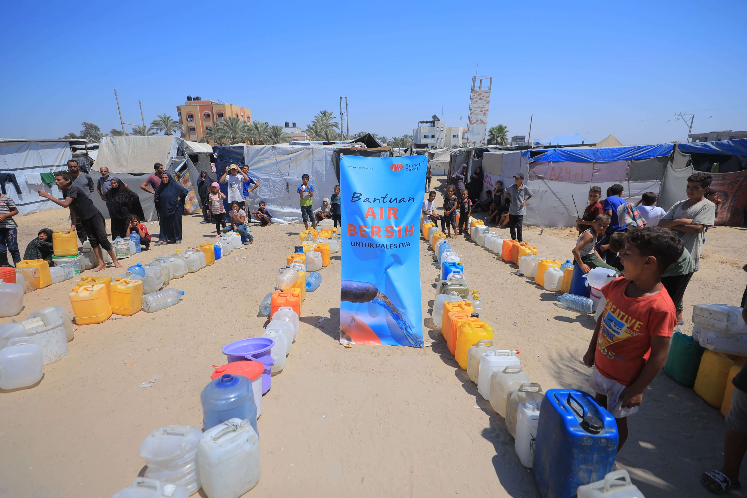 Rumah Zakat Salurkan 24.000 Liter Air Bersih di Gaza