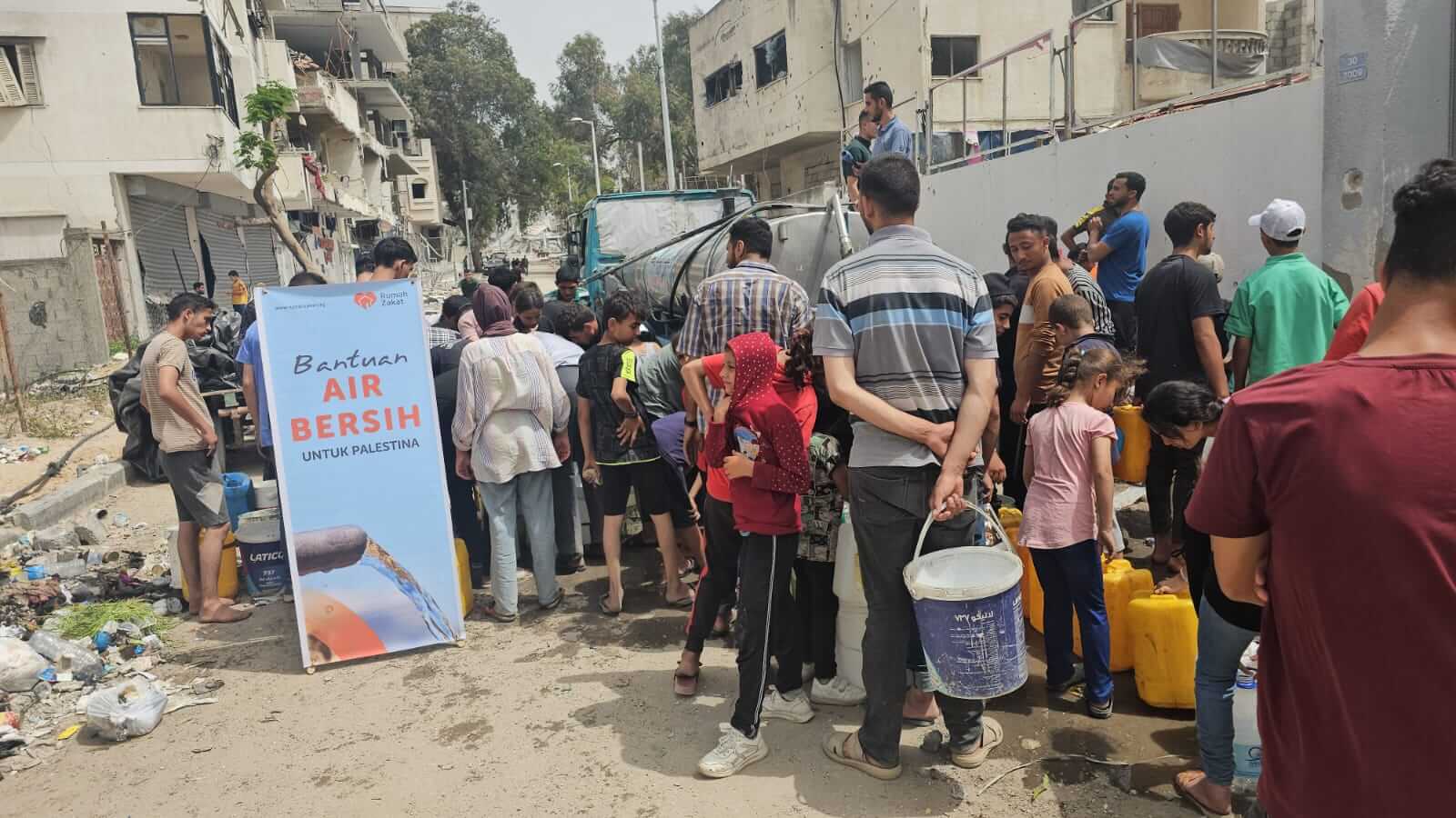 Rumah Zakat Salurkan Air Bersih di Jabalya, Gaza Utara