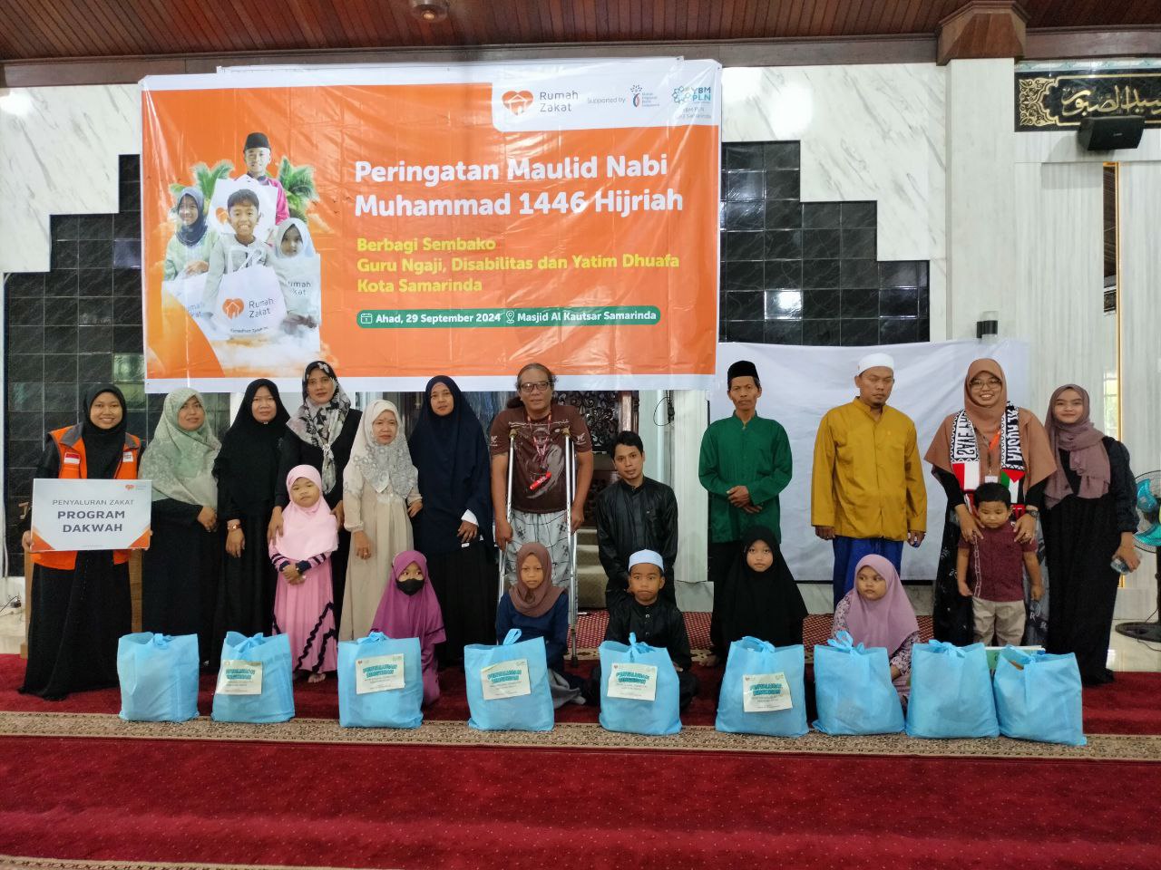 Rumah Zakat Salurkan Sembako untuk Yatim Piatu, Disabilitas, dan Guru Ngaji dalam Acara Maulid Nabi di Samarinda Rumah Zakat Salurkan Sembako untuk Yatim Piatu, Disabilitas, dan Guru Ngaji dalam Acara Maulid Nabi di Samarinda