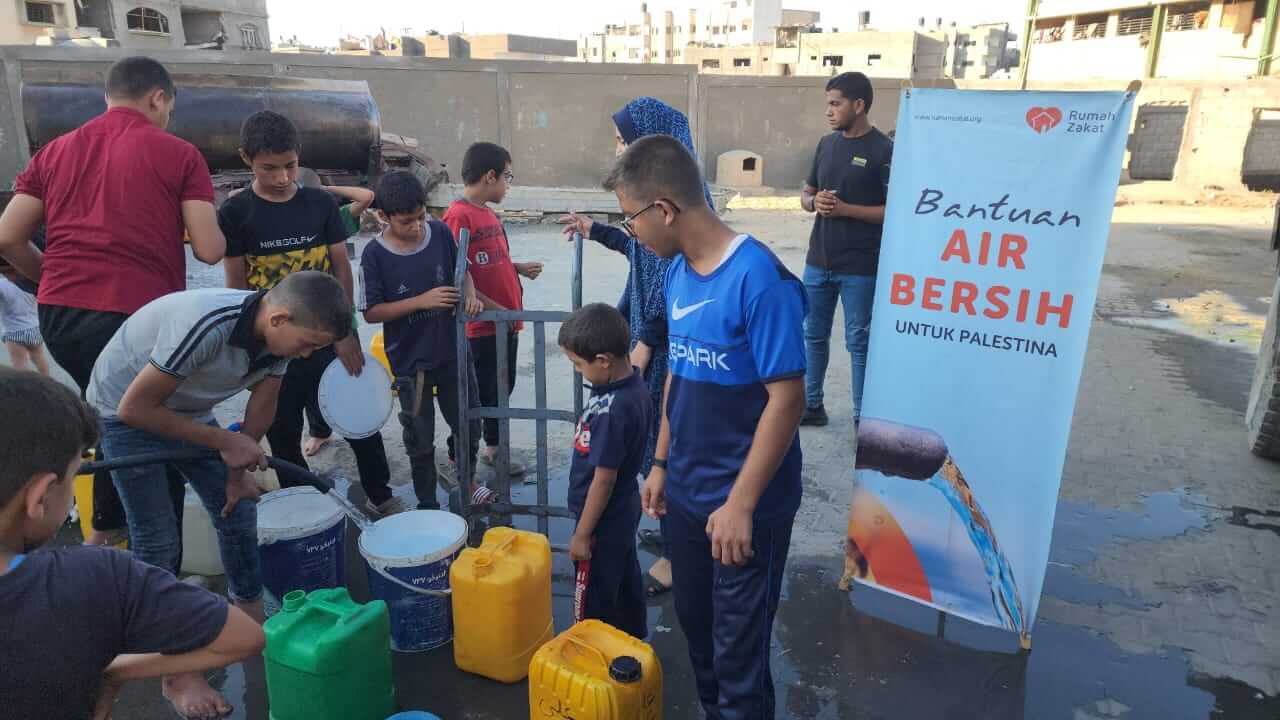 Salurkan 35.000 Liter Air Bersih, Rumah Zakat Bantu Warga Palestina di Kamp Pengungsian Gaza Utara