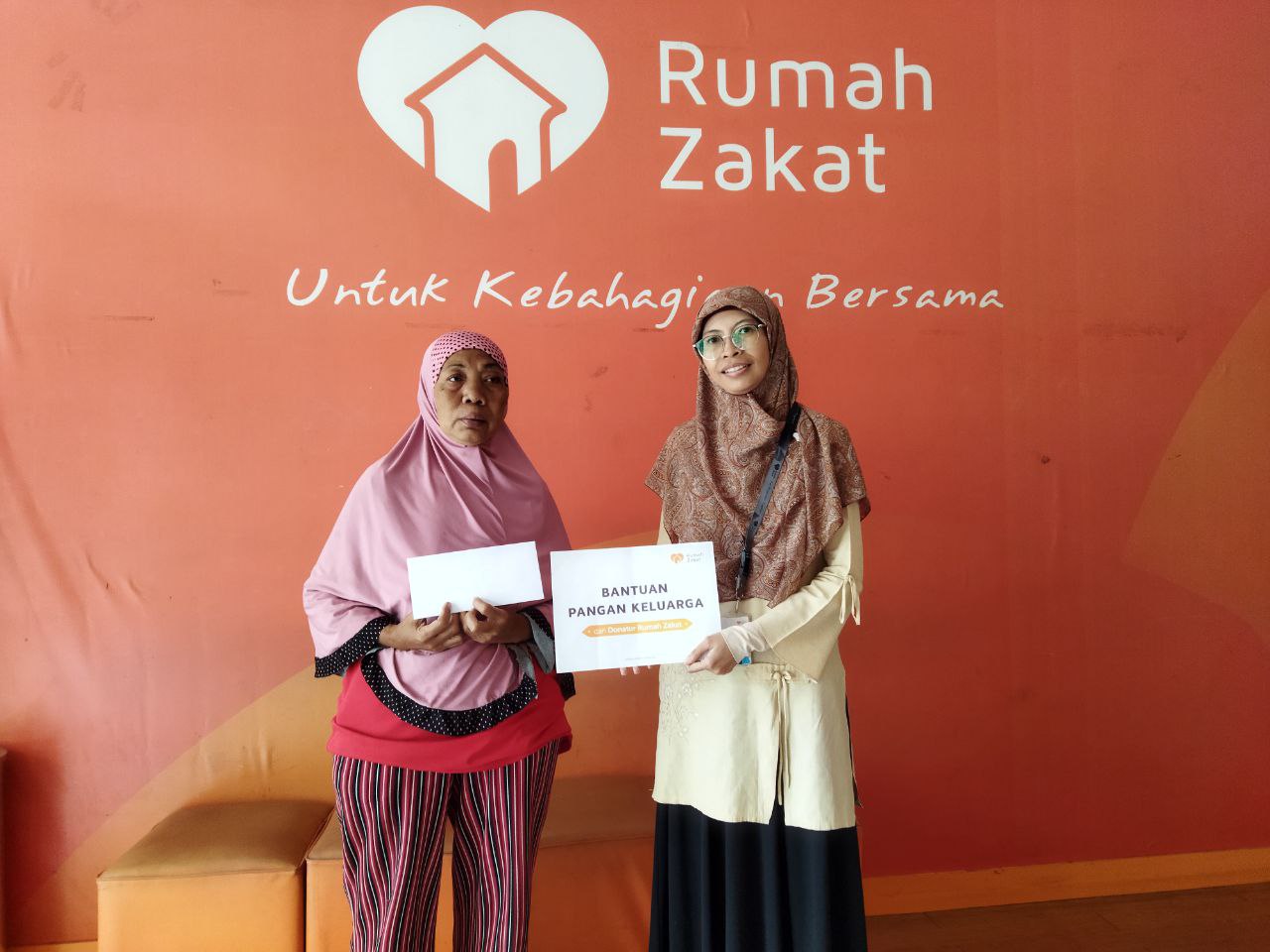 Suami Sakit dan Tidak Bekerja, IBu Rohanah Datangi Kantor Rumah Zakat Meminta Bantuan Pangan