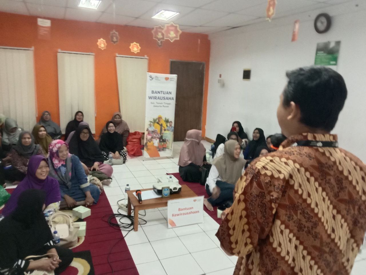 Pelatihan Wirausaha, Penerima Manfaat Ok Oce Peduli Praktek Membuat Foto Produk Yang Estetik