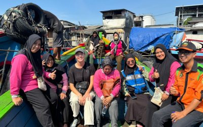Pelindo dan Rumah Zakat Menelusuri Sampah Laut yang berpotensi untuk diolah di Bank Sampah Kampung bahari Cilincing bersama aktivitis lingkungan dari Eropa