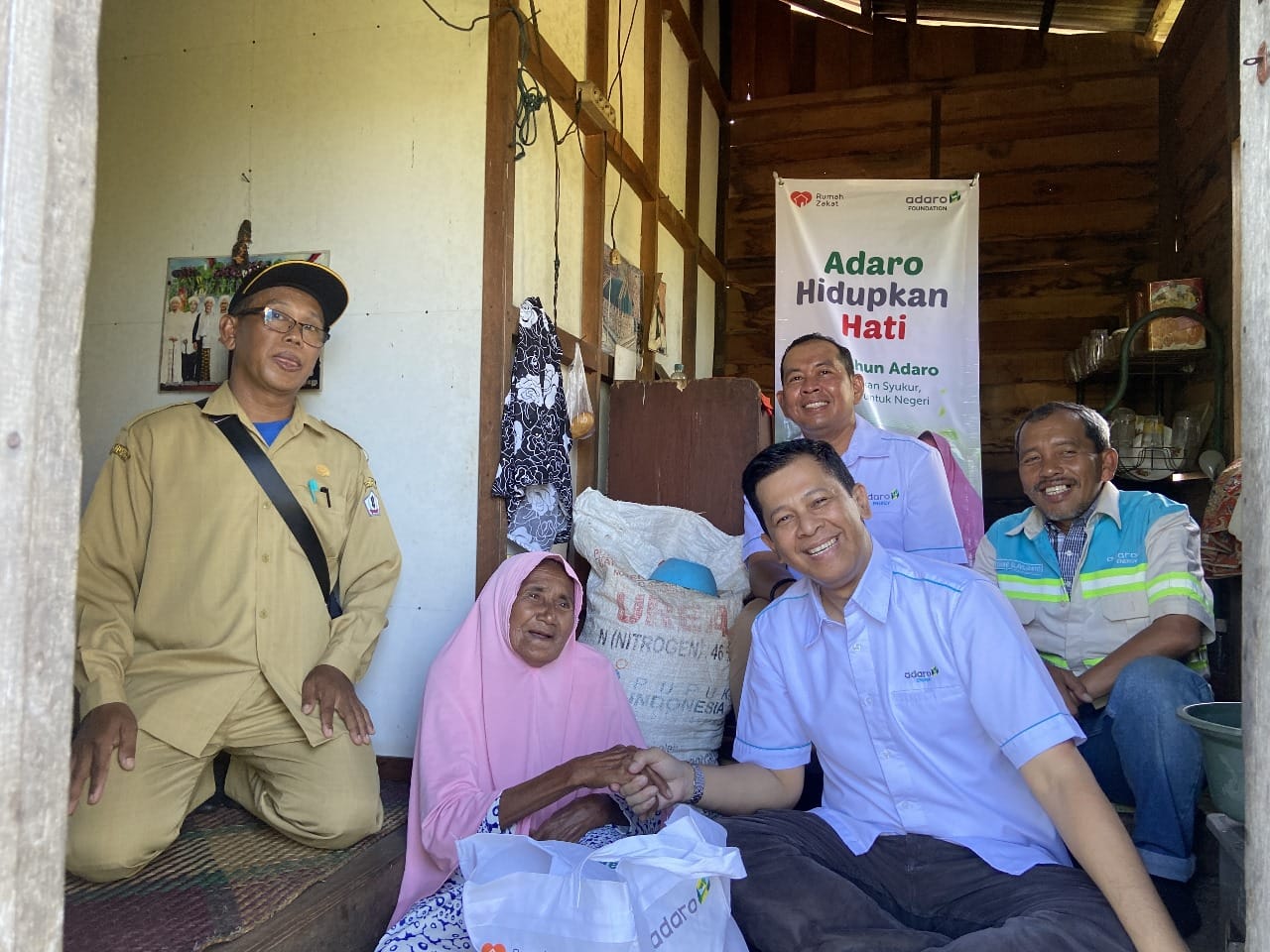 Melalui Program Adaro #HidupkanHati, Adaro Salurkan Sembako Untuk Masyarakat Pra Sejahtera di Pesisir Sungai Barito