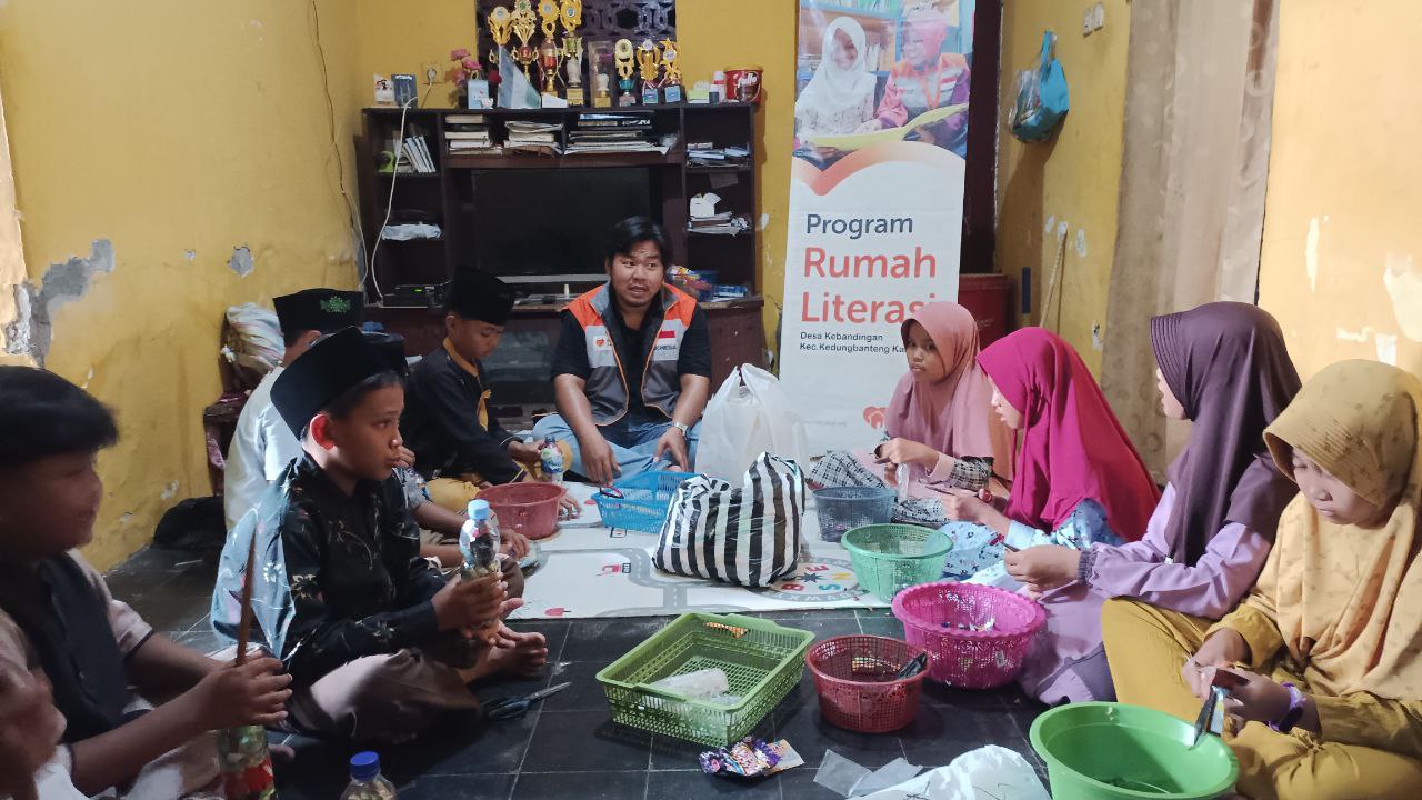 Aksi Nyata Literasi Lingkungan di Rumah Literasi Yes I Do Kebandingan
