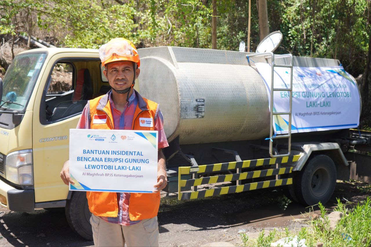 BPJS Ketenagakerjaan Bersama Rumah Zakat Salurkan Air Bersih untuk Camp Penyintas Erupsi Gunung Lewotobi Laki-Laki di Kecamatan Titehena