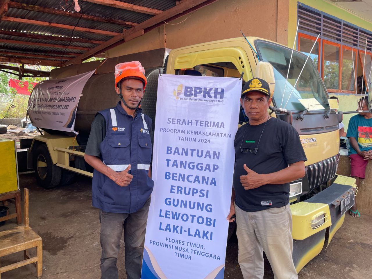 BPKH Salurkan 20 Tangki Air Bersih untuk Penyintas Erupsi Gunung Lewotobi Laki-Laki Melalui Mitra Kemaslahatan Rumah Zakat