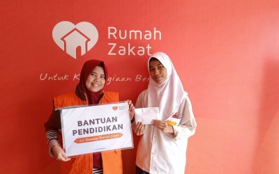 Bahagianya Erika Mendapatkan Beasiswa Anak Juara dari Donatur Rumah Zakat