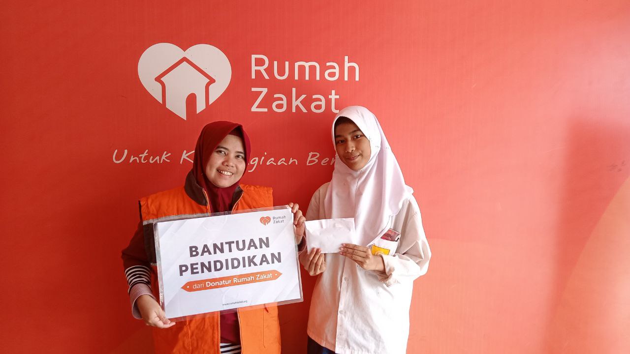 Bahagianya Erika Mendapatkan Beasiswa Anak Juara dari Donatur Rumah Zakat