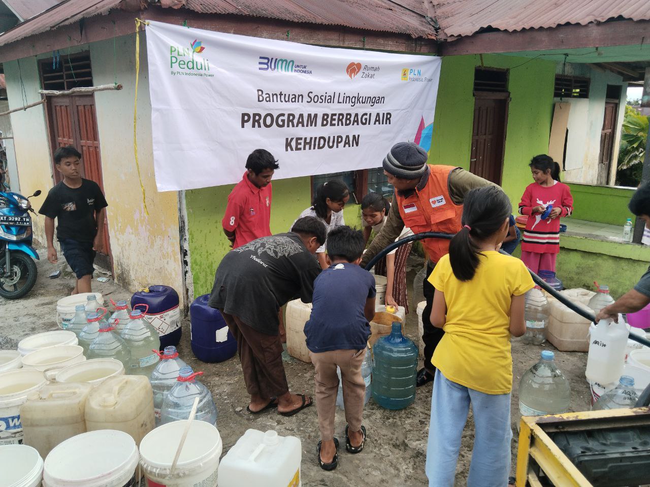 Bantuan Sosial Lingkungan: Program Berbagi Air PT. PLN Indonesia Power