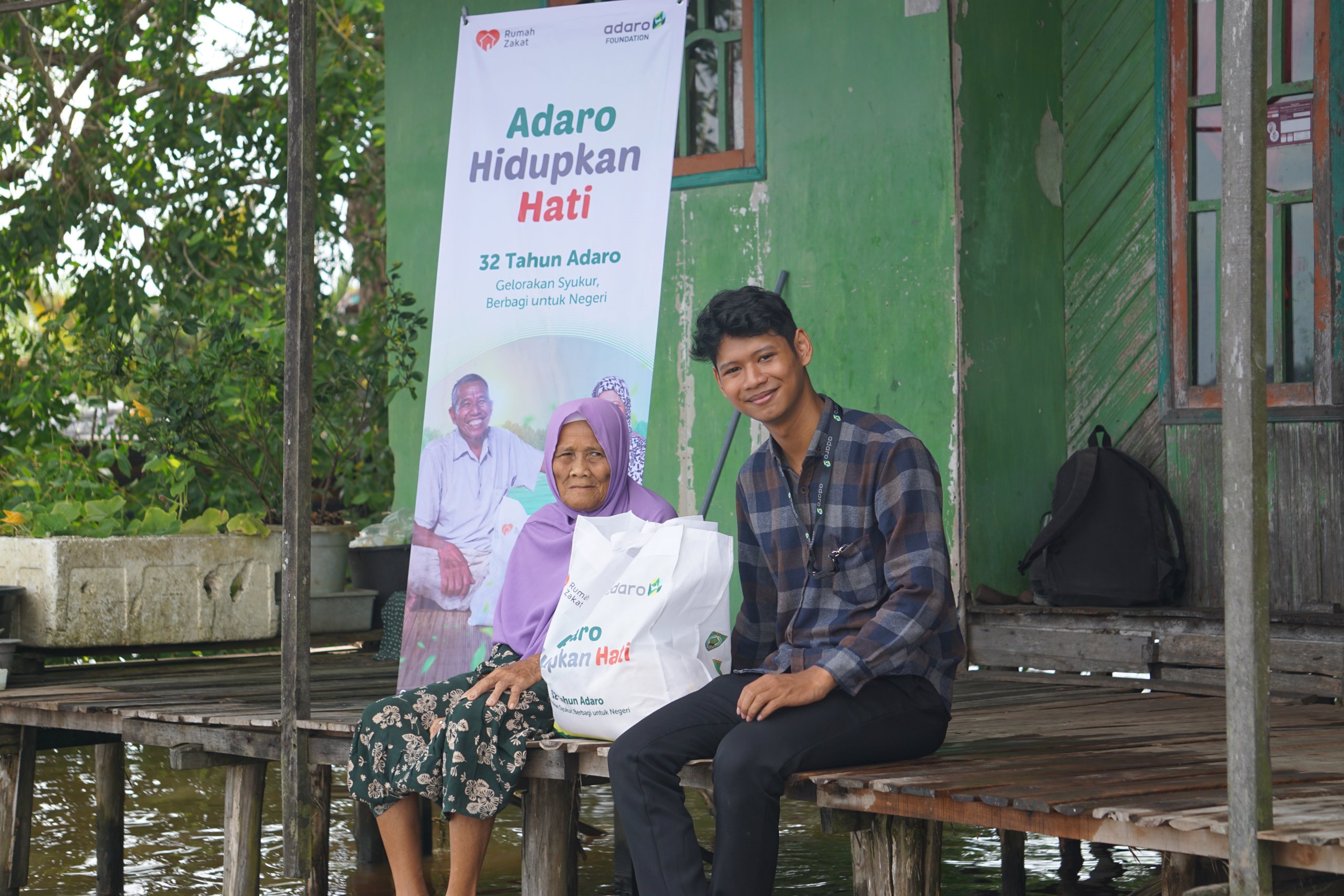 Adaro Salurkan 238 Paket Sembako Untuk Warga Pra Sejahtera Di Desa Kuin Kecil