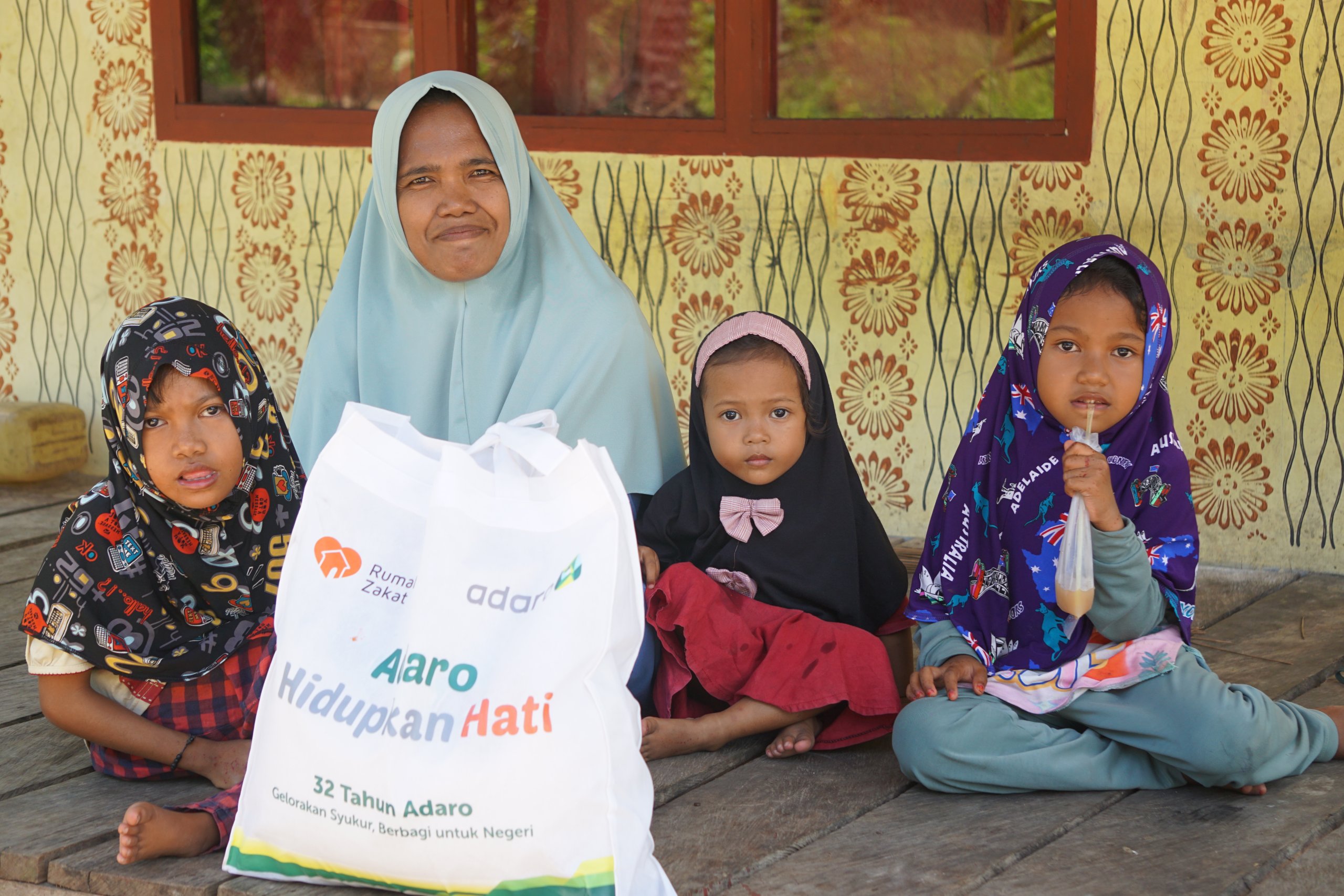Bantu Masyarakat Pra Sejahtera, Adaro Salurkan 1.067 Bantuan Sembako Di Kabupaten Kota Baru
