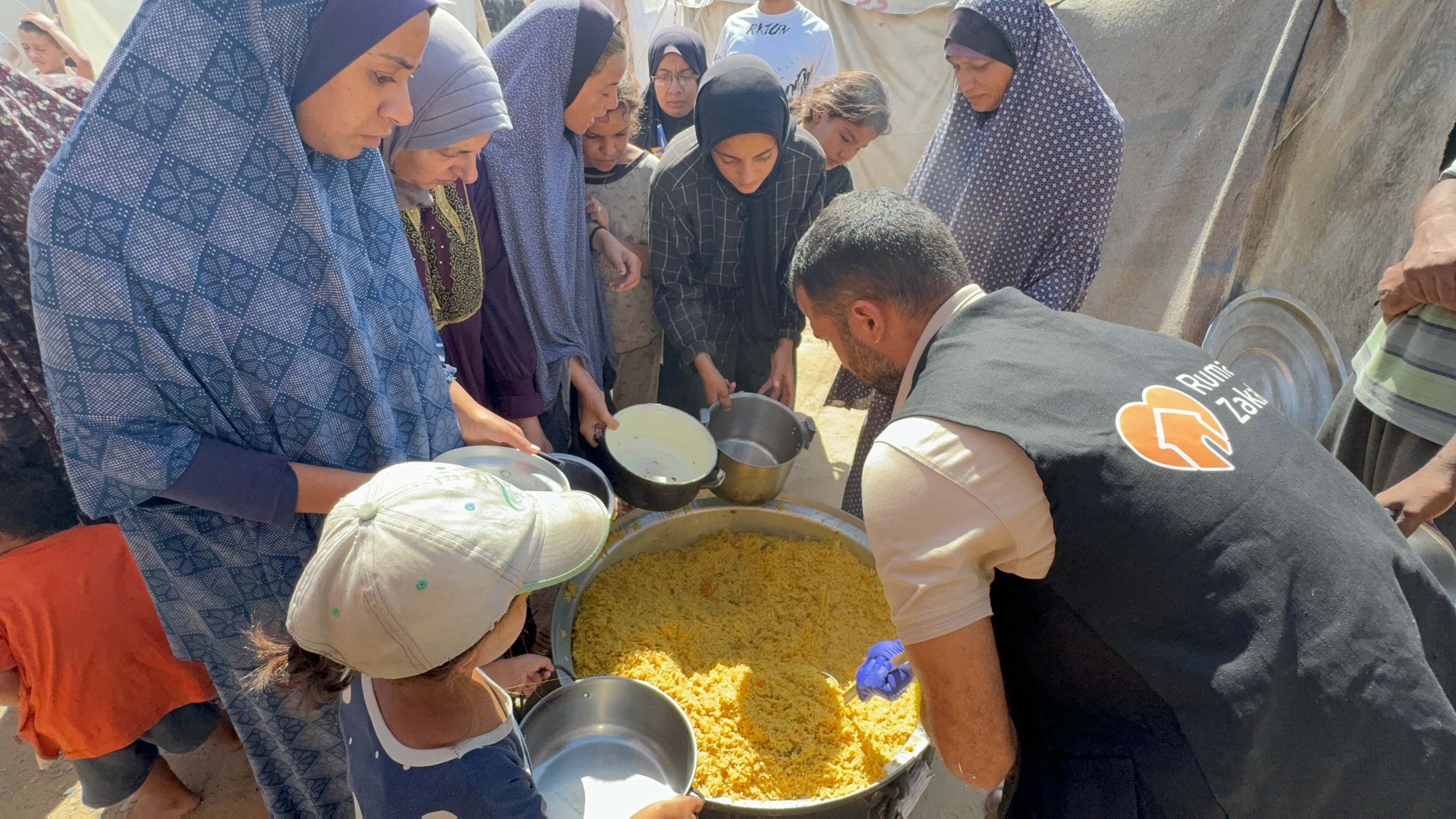Rumah Zakat Salurkan 1.000 Paket Hotmeals di Deir Al Ballah, Palestina Rumah Zakat Salurkan 1.000 Paket Hotmeals di Deir Al Ballah, Palestina