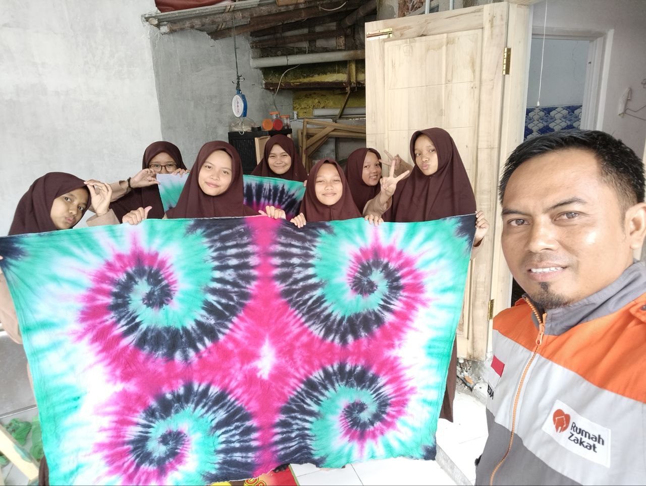 Pelatihan Komputer Rumah Zakat di Desa Negeri Sakti: Kreasikan Desain Grafis dan Mug Unik