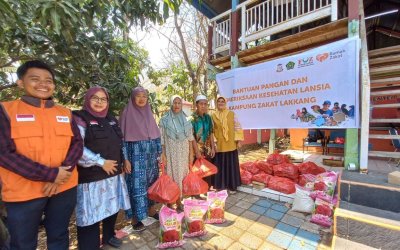 Pemeriksaan Kesehatan dan Bantuan Pangan untuk Lansia di Kelurahan Lakkang