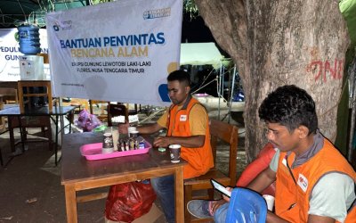 Rumah Wakaf dan Rumah Zakat Hadirkan Pos Hangat dan Pos Segar untuk Penyintas di Camp Pengungsian Lewolaga Saat Nobar Timnas Indonesia vs Jepang