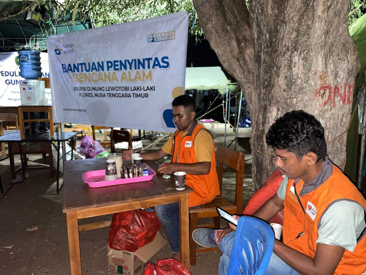 Rumah Wakaf dan Rumah Zakat Hadirkan Pos Hangat dan Pos Segar untuk Penyintas di Camp Pengungsian Lewolaga Saat Nobar Timnas Indonesia vs Jepang 1