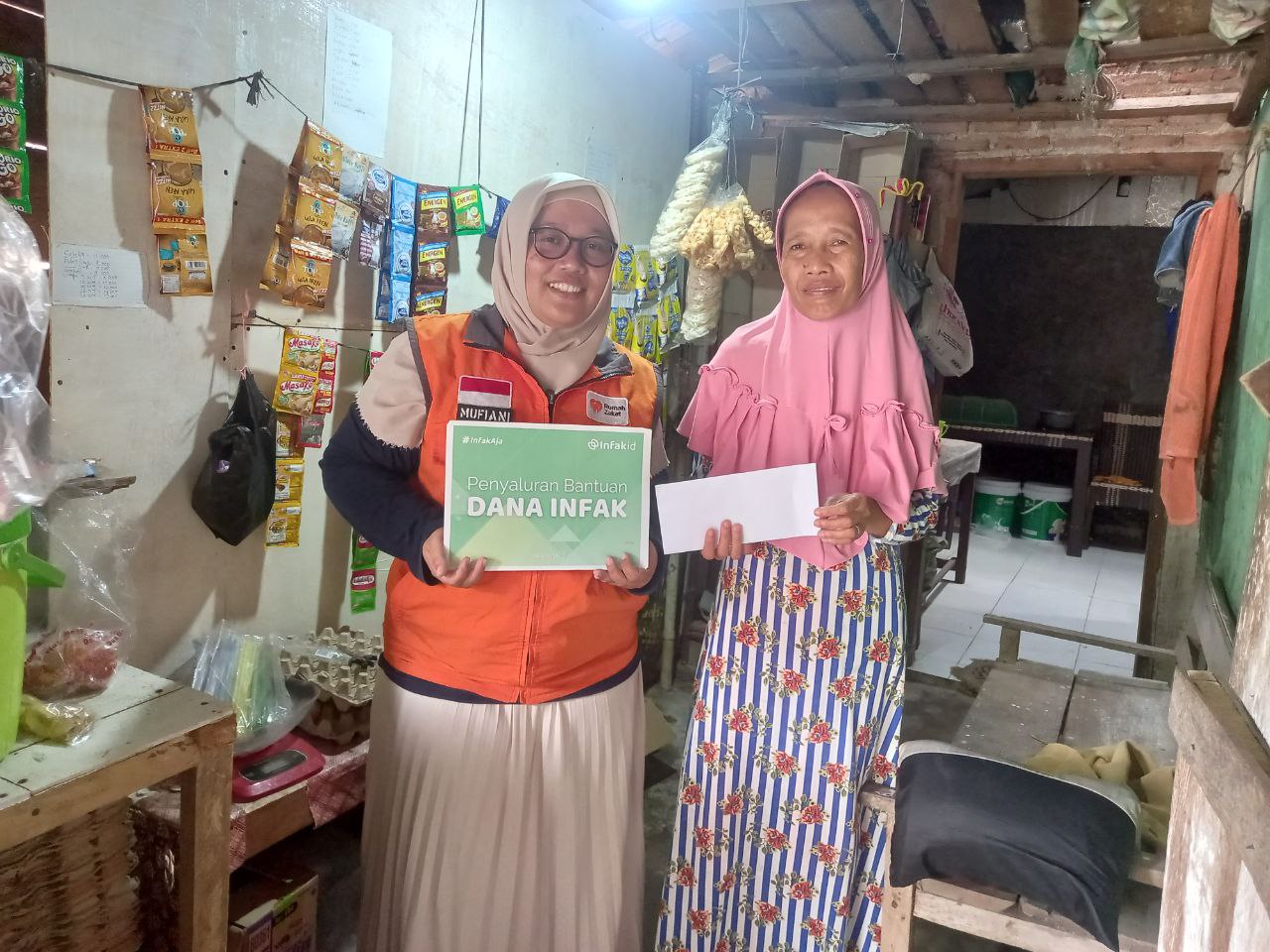 Rumah Zakat Bersama Infak.id Salurkan Bantuan Modal Usaha untuk Ibu Mimin di Lampung