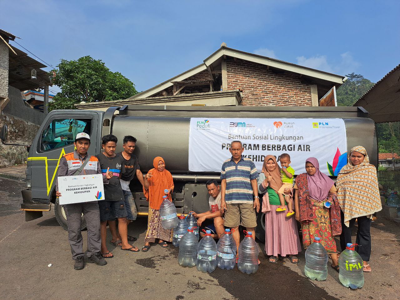 Rumah Zakat Bersama PLN Indonesia Power Salurkan Air Bersih untuk Warga Tembulum