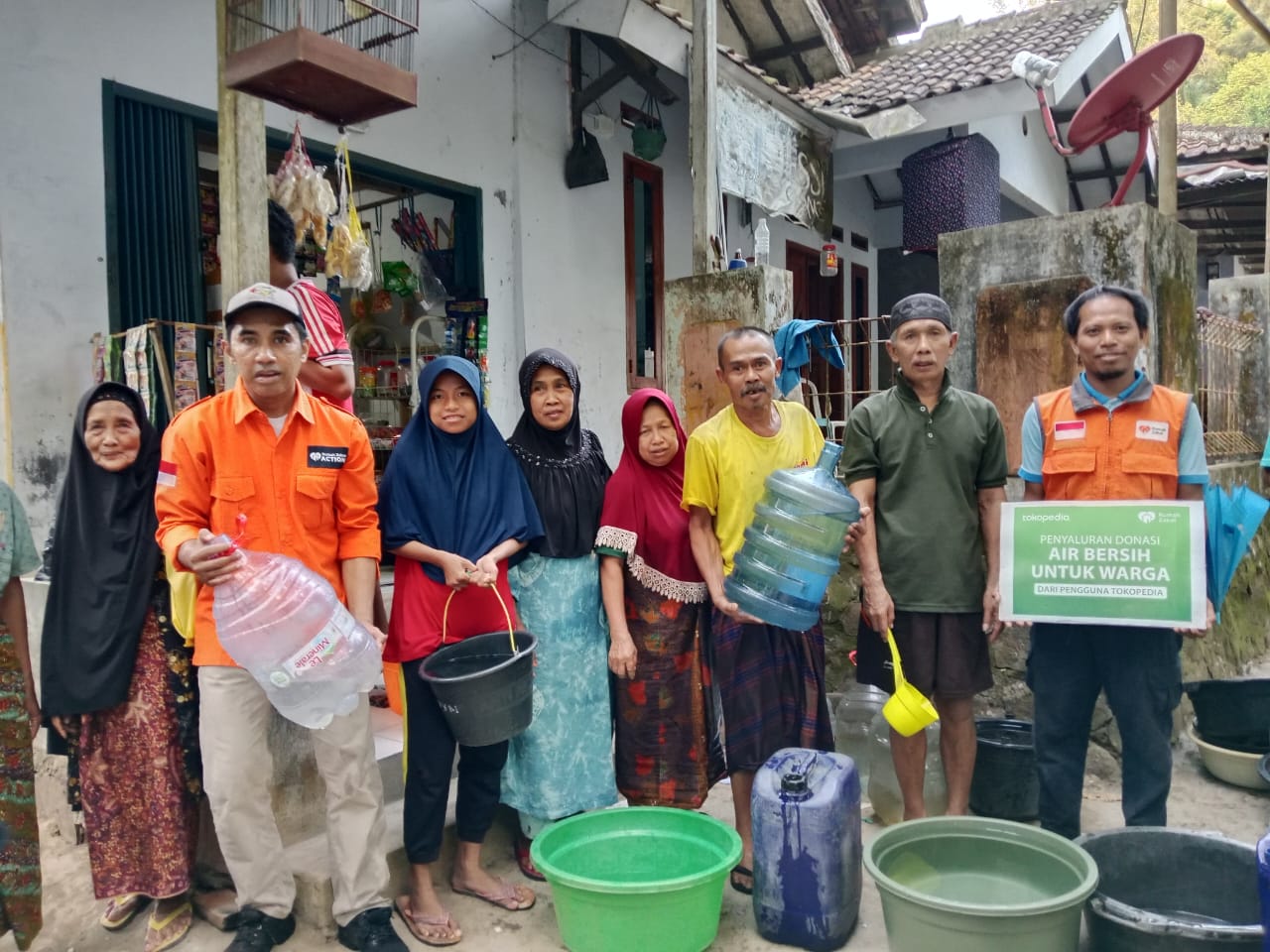 Rumah Zakat Bersama Tokopedia Distribusikan Air Bersih untuk Warga Saung Kedung