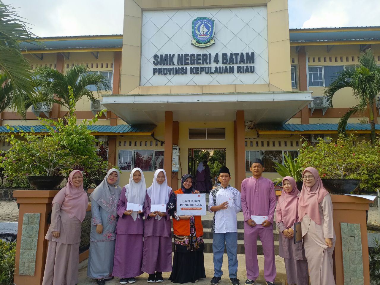 Rumah Zakat Cabang Kepri Gelar Aksi Galang Dana Palestina dan Salurkan Bantuan Pendidikan untuk Siswa SMKN 4 Sekupang Kota Batam