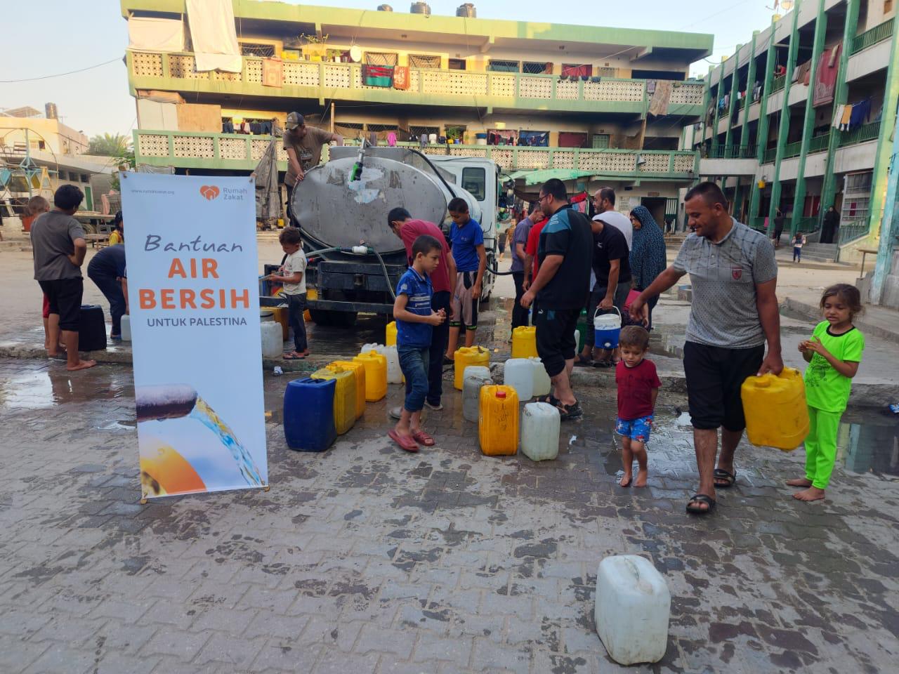 Rumah Zakat Salurkan 25.000 Liter Air Bersih untuk Warga Jabalia, Gaza Utara Rumah Zakat Salurkan 25.000 Liter Air Bersih untuk Warga Jabalia, Gaza Utara