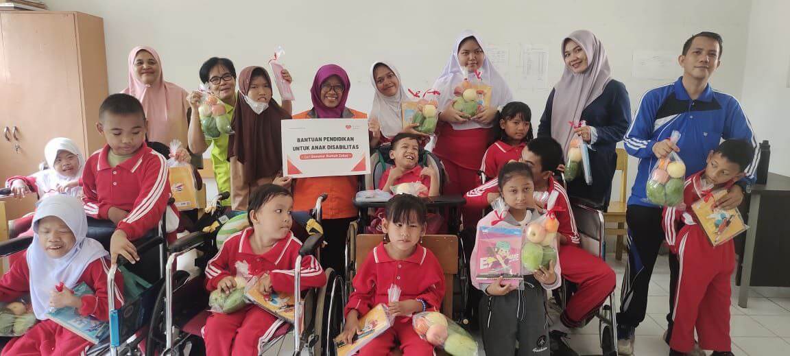 Rumah Zakat Salurkan Bantuan Pendidikan untuk Anak Disabilitas di SLB YPAC Palembang
